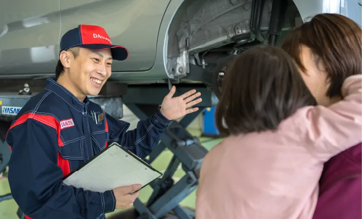 作業員がお客様に笑顔で説明している様子