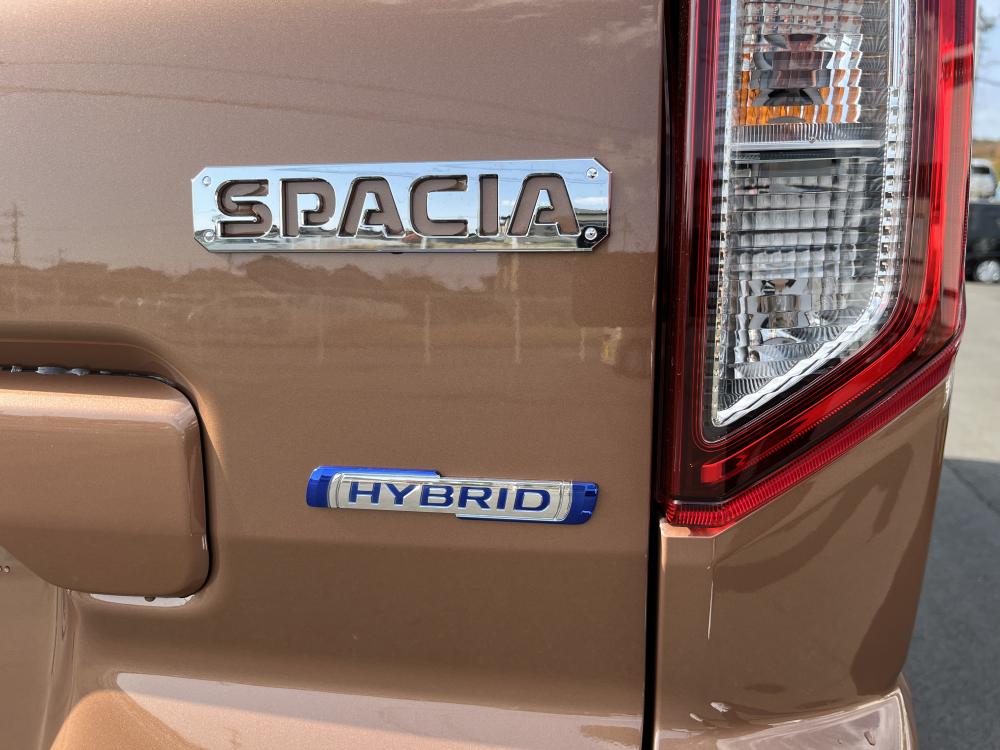 スペーシアのHYBRIDエンブレム