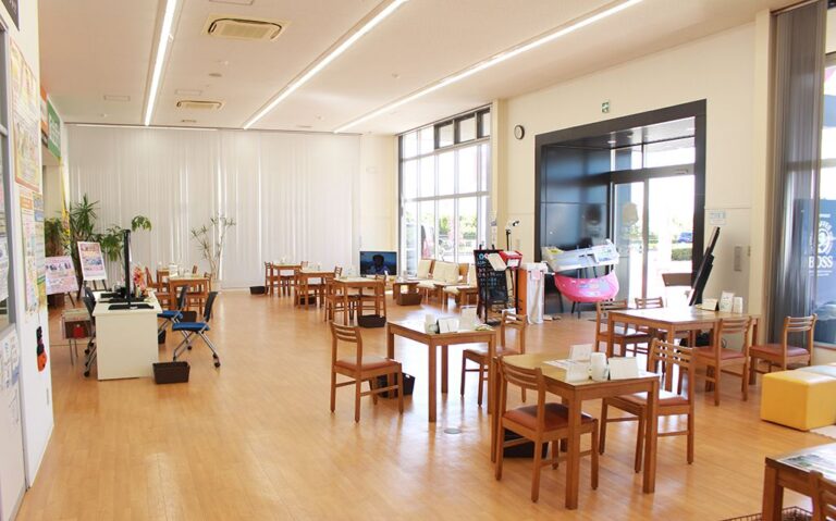 明るく広い店内