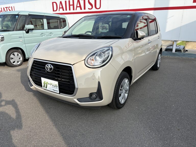 トヨタ パッソ モーダ 中古車 走行距離28,331km 128.8万円 パウダリーベージュメタリック/ブラックマイカメタリック 車台番号881
