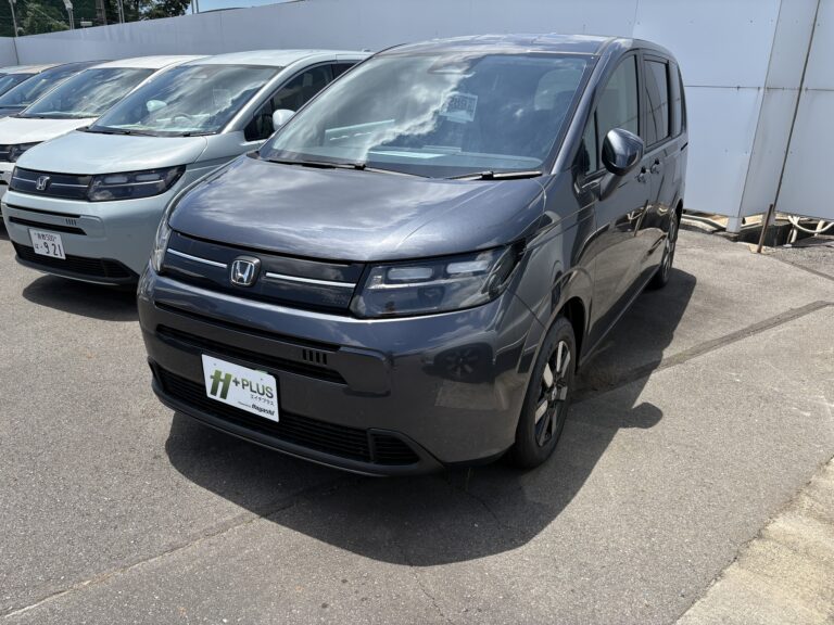 ホンダ フリード AIR EX 6人 中古車 走行距離4km 289.0万円 メテオロイドグレーメタリック 車台番号186
