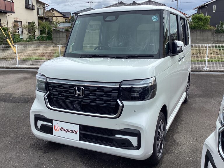ホンダ N-BOX カスタム 届出済未使用車 中古車 走行距離4km 179.9万円 プラチナホワイトパール 車台番号822