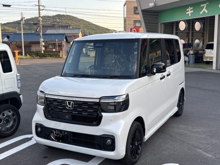 ホンダ N-BOX カスタム BLACK STYLE 届出済未使用車 中古車 走行距離3km 184.9万円 プラチナホワイトパール 車台番号694